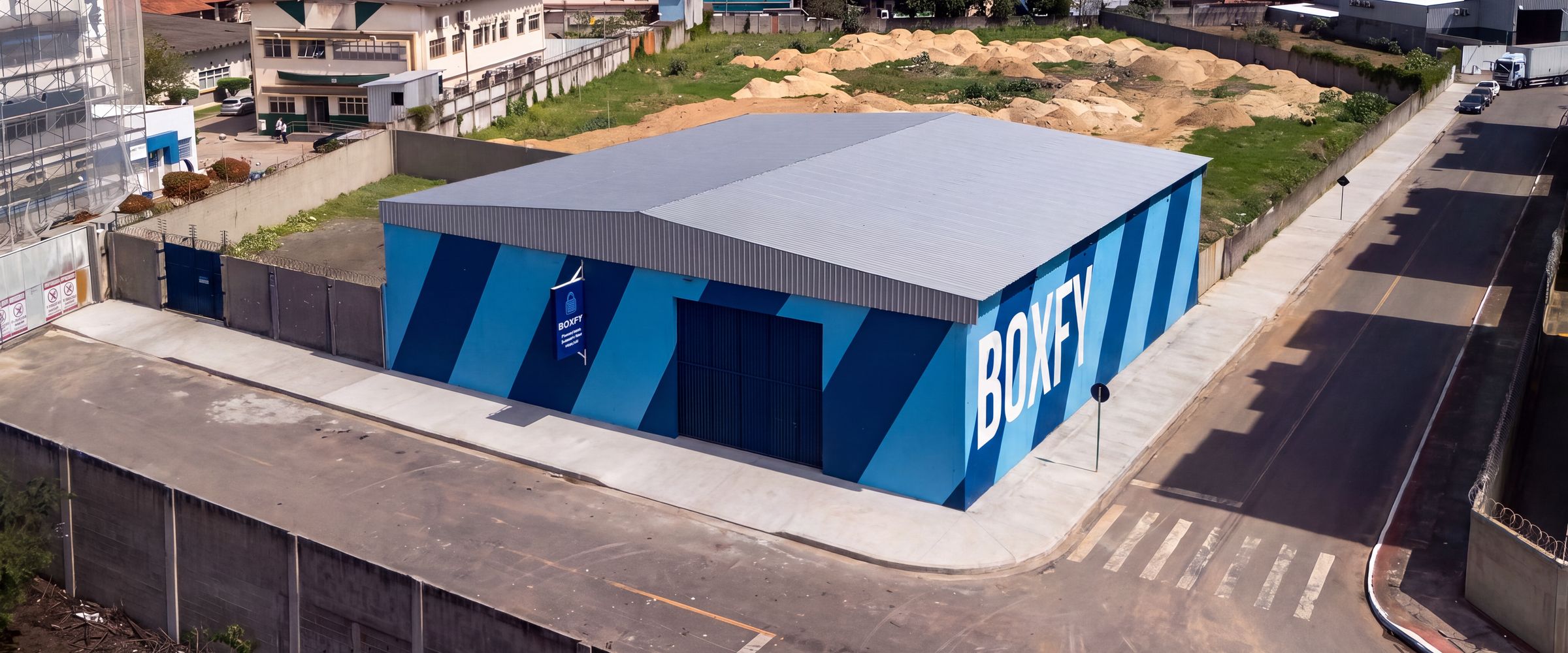 Vista aérea do galpão da Boxfy, em rua sem fluxo e com espaço de manobra