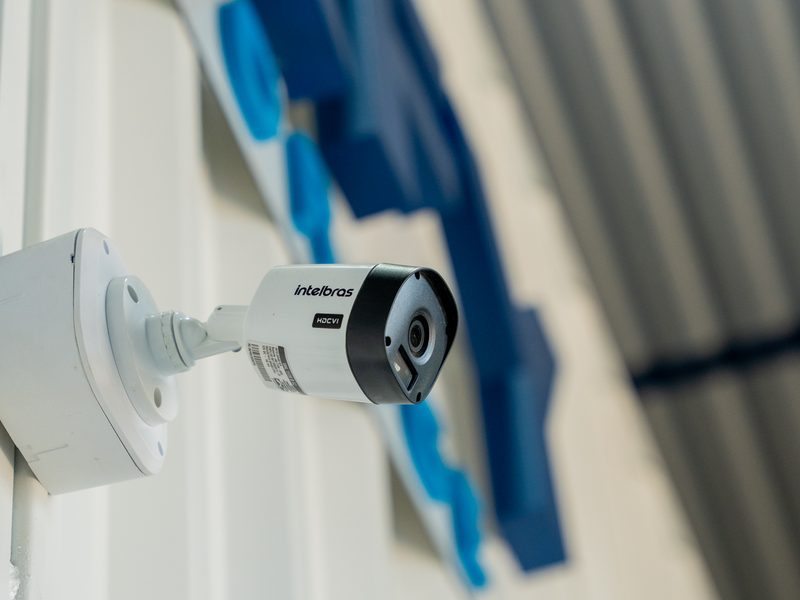 Câmera de monitoramento instalada no galpão da Boxfy