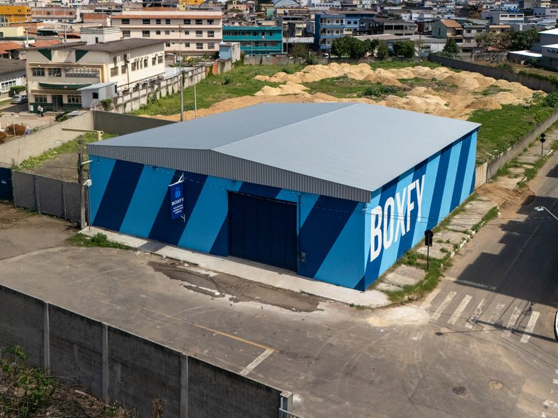 Vista aérea do galpão da Boxfy, em rua sem fluxo e com espaço de manobra